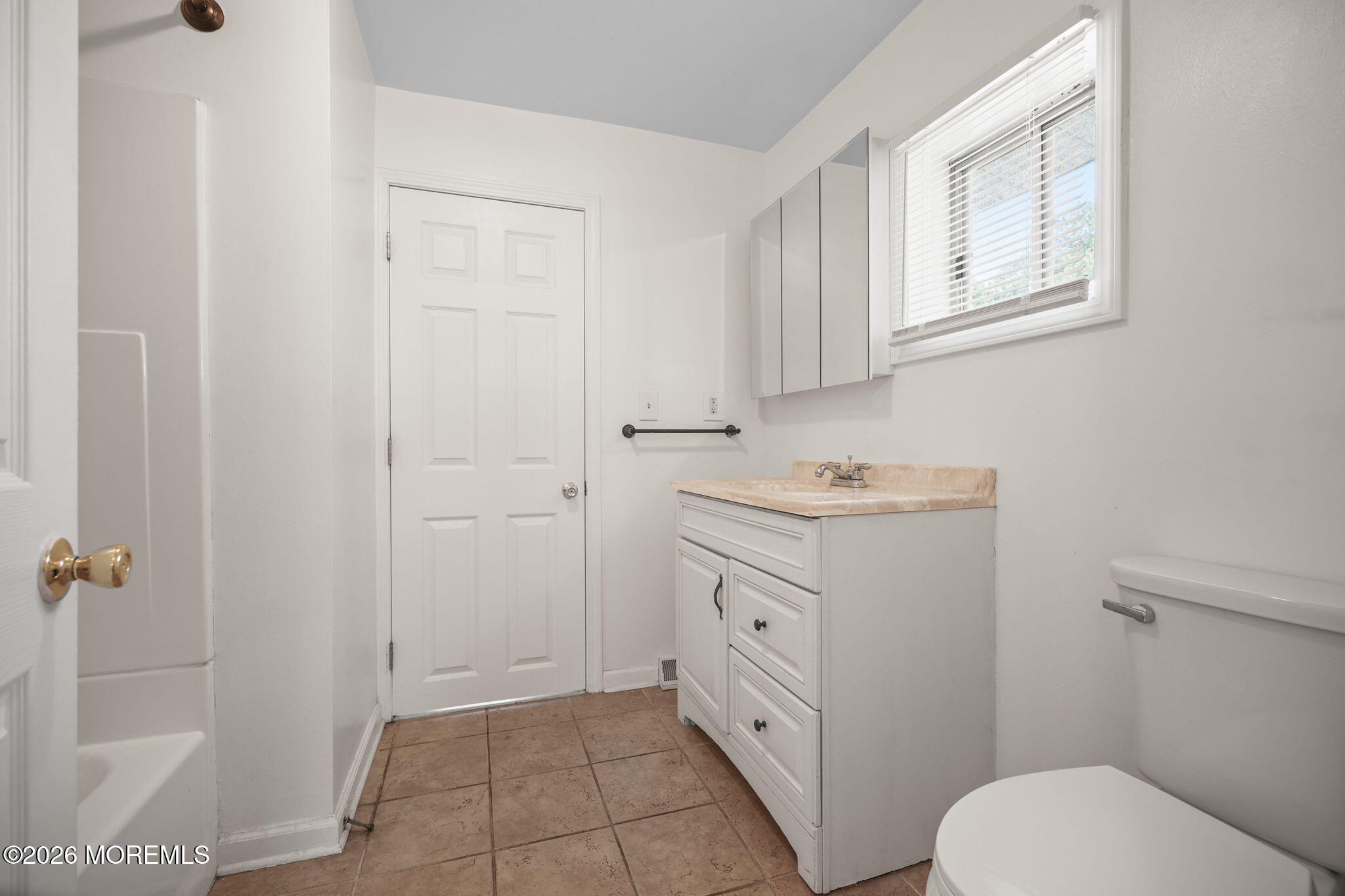 804 Nutswamp Road, Unit FRONT Red Bank, NJ 07701 - Photo 21 of 23 Full Bath