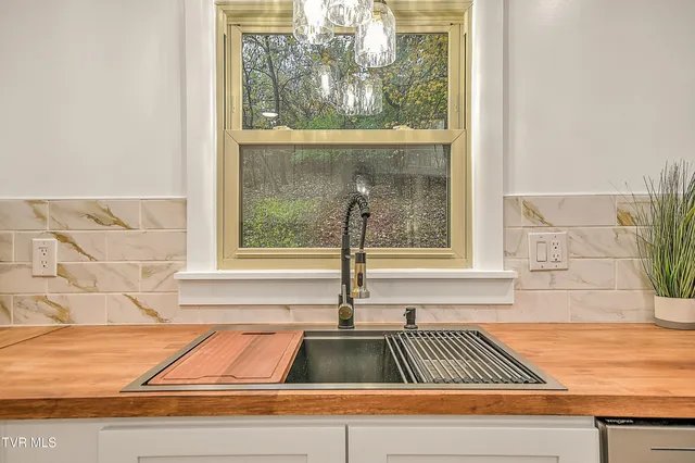 $284,400 | 425 Seminole Road, Bristol, VA 24201