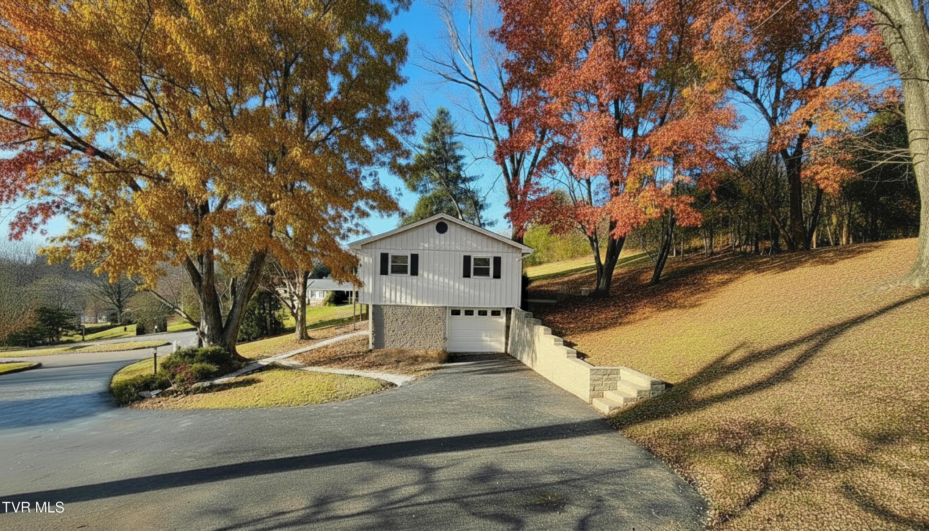 425 Seminole Road Bristol, VA 24201 - Photo 36 of 45 right super wide shot