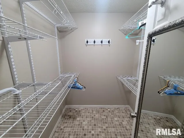 $183,900 | 12152 East Meadows Drive, Mount Vernon, IL 62864