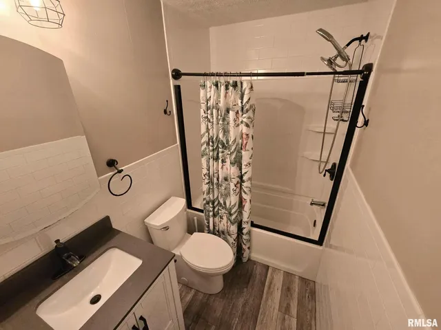 $183,900 | 12152 East Meadows Drive, Mount Vernon, IL 62864