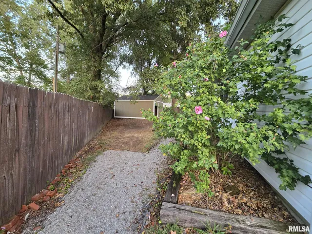 $183,900 | 12152 East Meadows Drive, Mount Vernon, IL 62864