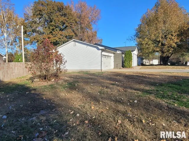 $183,900 | 12152 East Meadows Drive, Mount Vernon, IL 62864