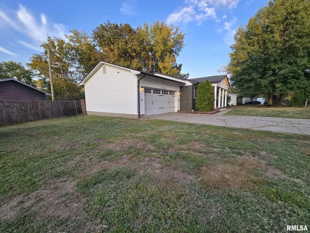 $183,900 | 12152 East Meadows Drive, Mount Vernon, IL 62864