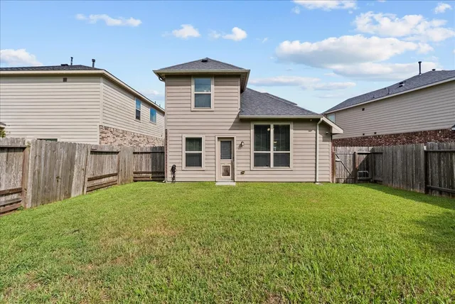 a view of a house with backyard