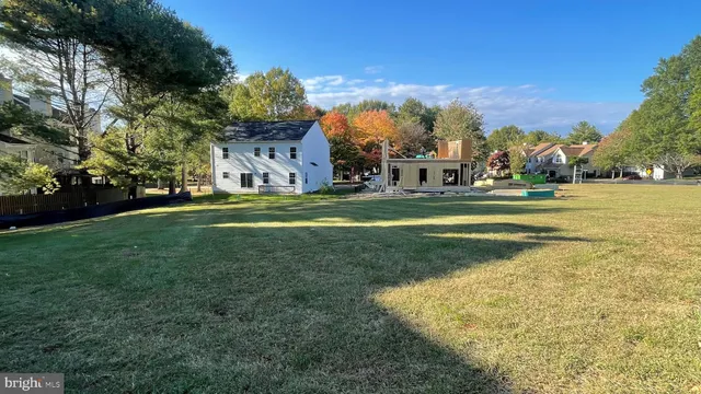 a black and white photo of a building