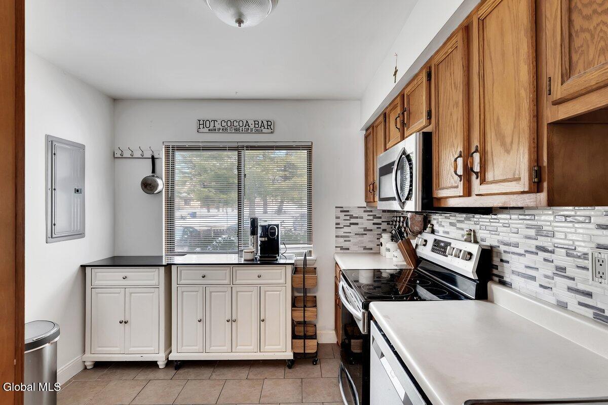 95 Ridgewood Terrace Albany, NY 12203 - Photo 5 of 43 19