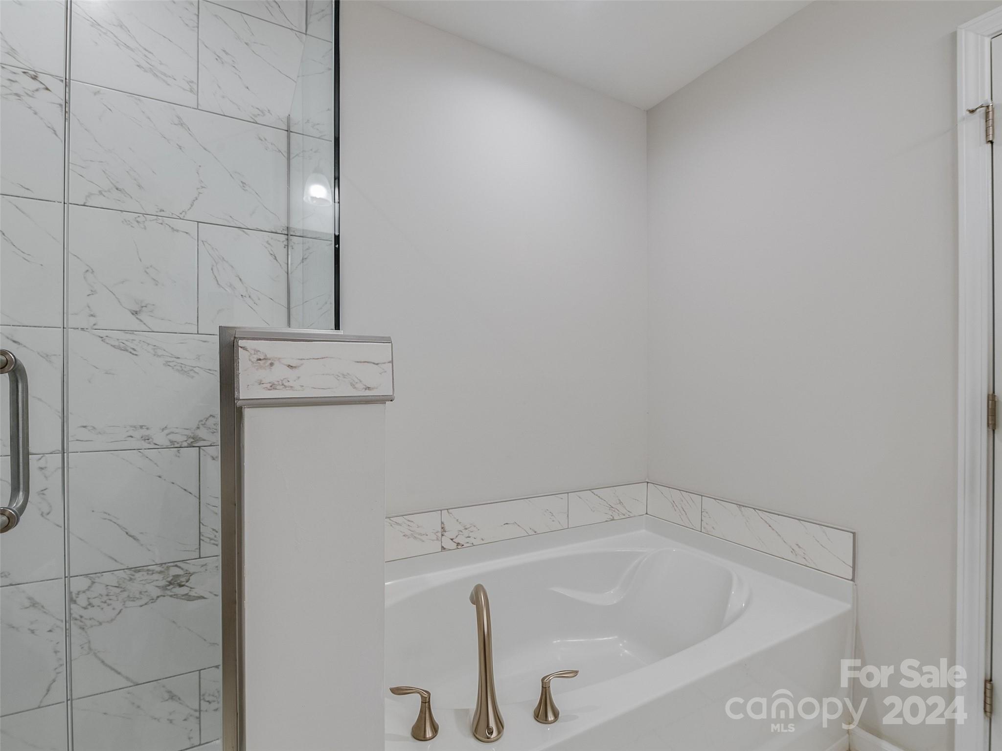 1122 Rhyne Road Charlotte, NC 28214 - Photo 14 of 22 a bathroom with a bathtub