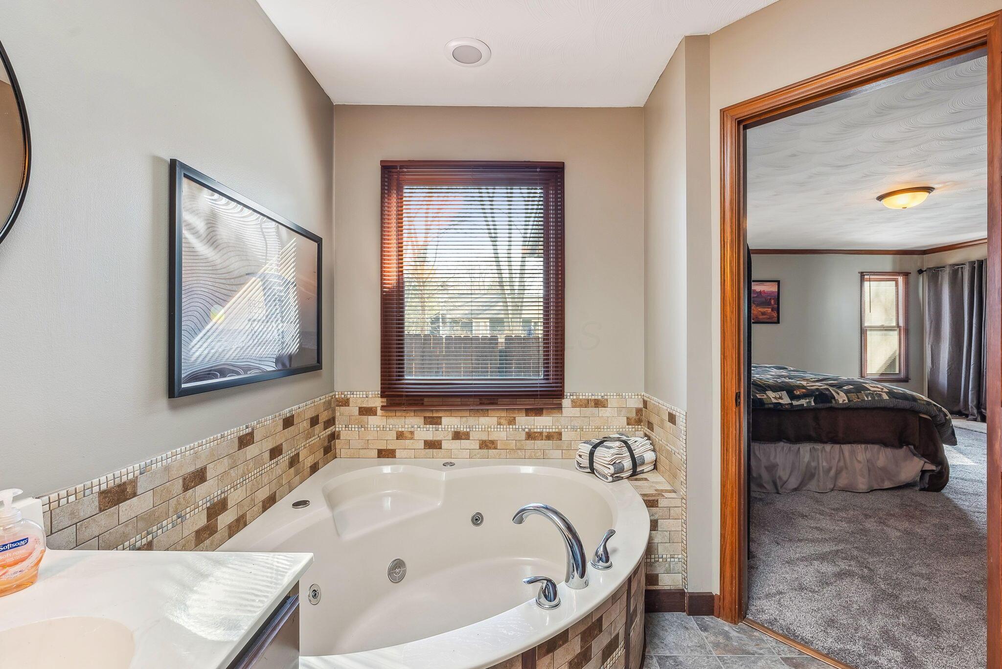 588 Country Club Road Columbus, OH 43213 - Photo 27 of 48 Primary Bathroom 3