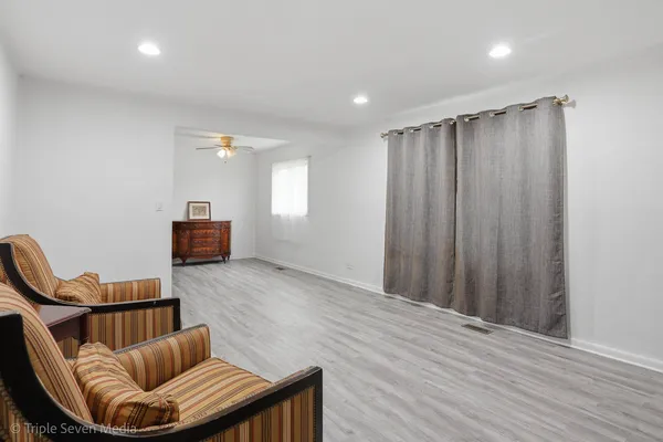 $375,000 | 1000 North Bluebonnet Lane, Hoffman Estates, IL 60169