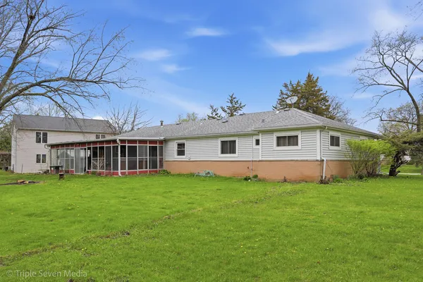 $375,000 | 1000 North Bluebonnet Lane, Hoffman Estates, IL 60169