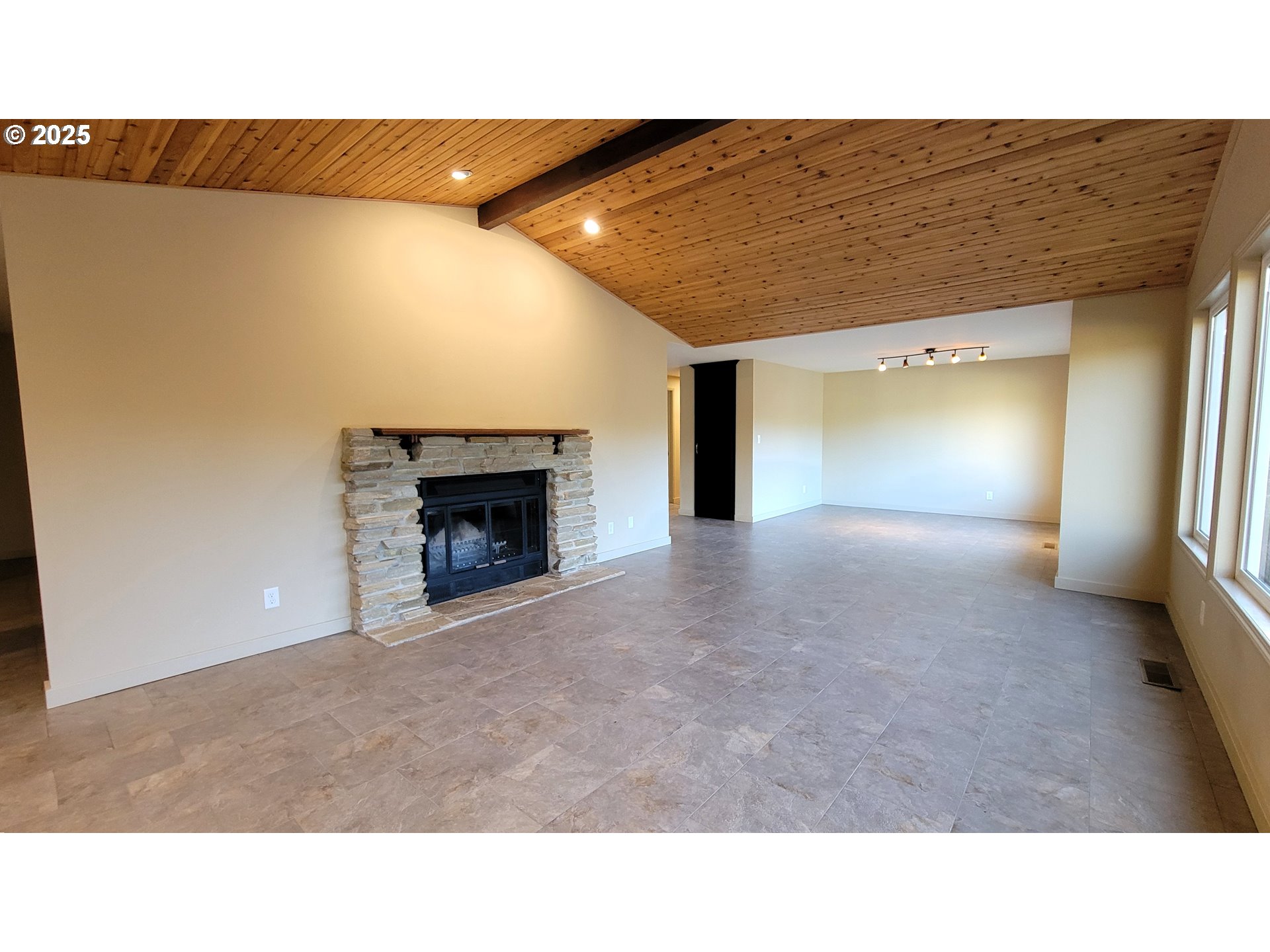 34336 Stewart Hills Lane Cottage Grove, OR 97424 - Photo 8 of 40 a open hall with a fireplace