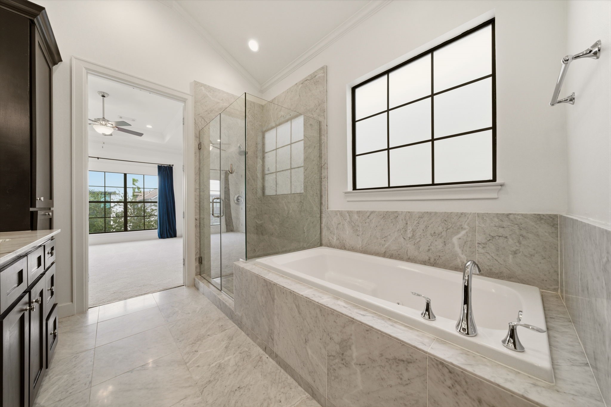 911 West Drew Street Houston, TX 77006 - Photo 24 of 44 a bathroom with a bathtub and a shower