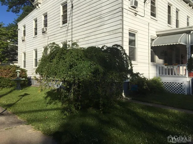 a view of a house with backyard and garden