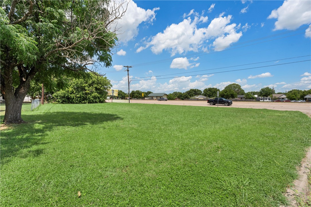 319 Hewitt Drive South Hewitt, TX 76643 - Photo 3 of 4