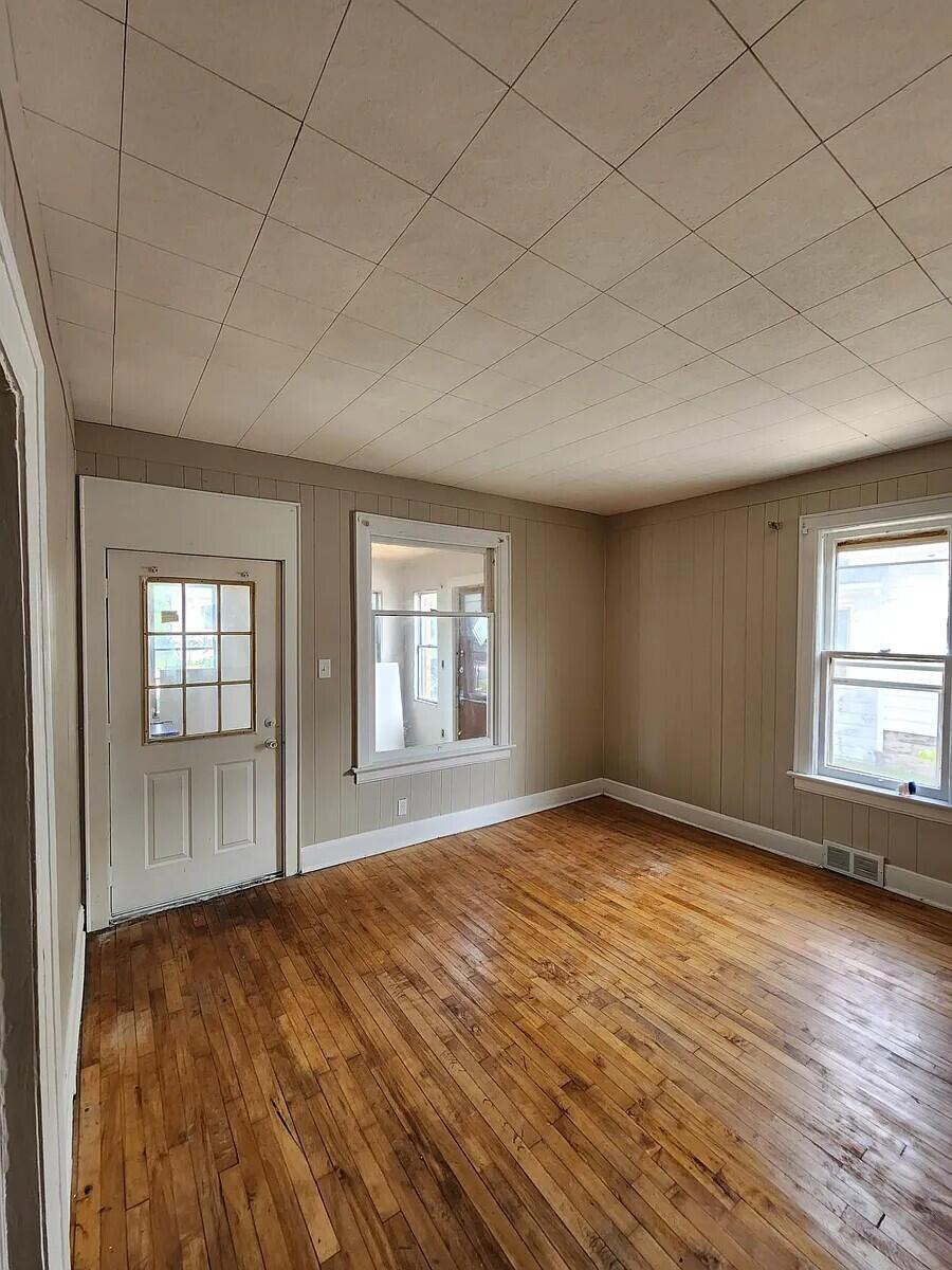 305 North 60th Street Milwaukee, WI 53213 - Photo 4 of 12 main