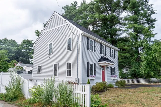 a view of house with a yard
