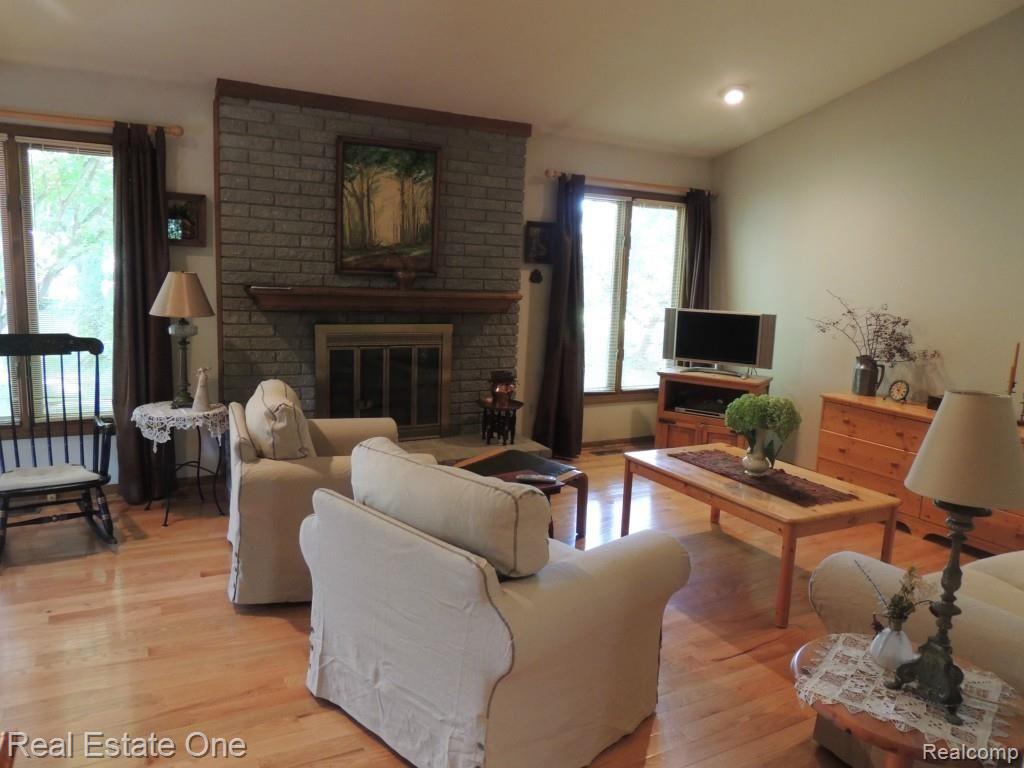 976 Ravine Terrace Drive Rochester, MI 48307 - Photo 11 of 22 018.jpg