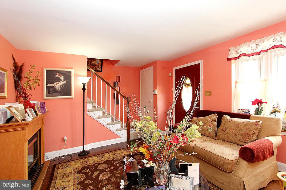 2031 Ramblewood Road Baltimore, MD 21239 - Photo 9 of 29 Living Room