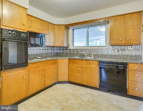 516 Old North Point Road Baltimore, MD 21222 - Photo 11 of 30 Kitchen