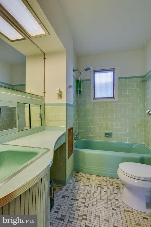 516 Old North Point Road Baltimore, MD 21222 - Photo 16 of 30 Bath