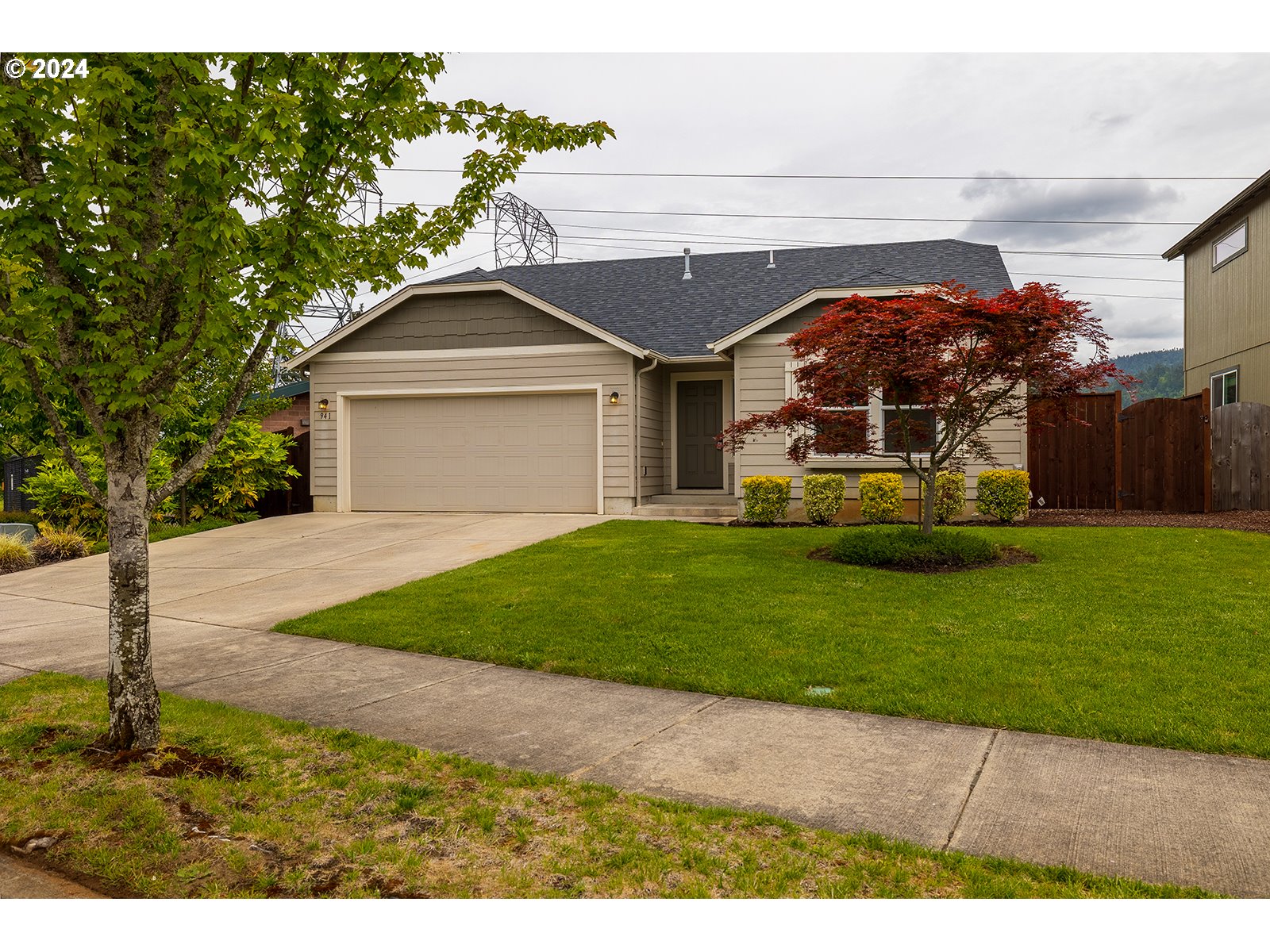 941 South 55th Street Springfield, OR 97478 - Photo 1 of 24 a front view of a house with garden