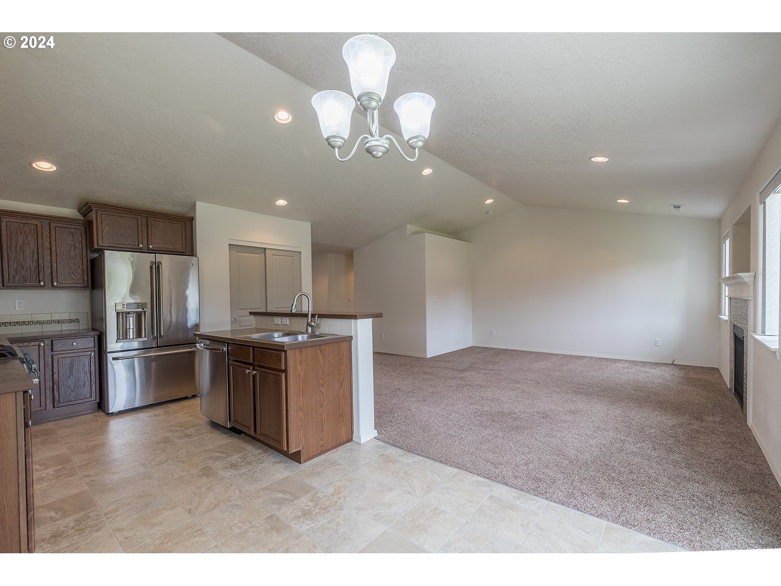 941 South 55th Street Springfield, OR 97478 - Photo 13 of 24 a kitchen with refrigerator and microwave