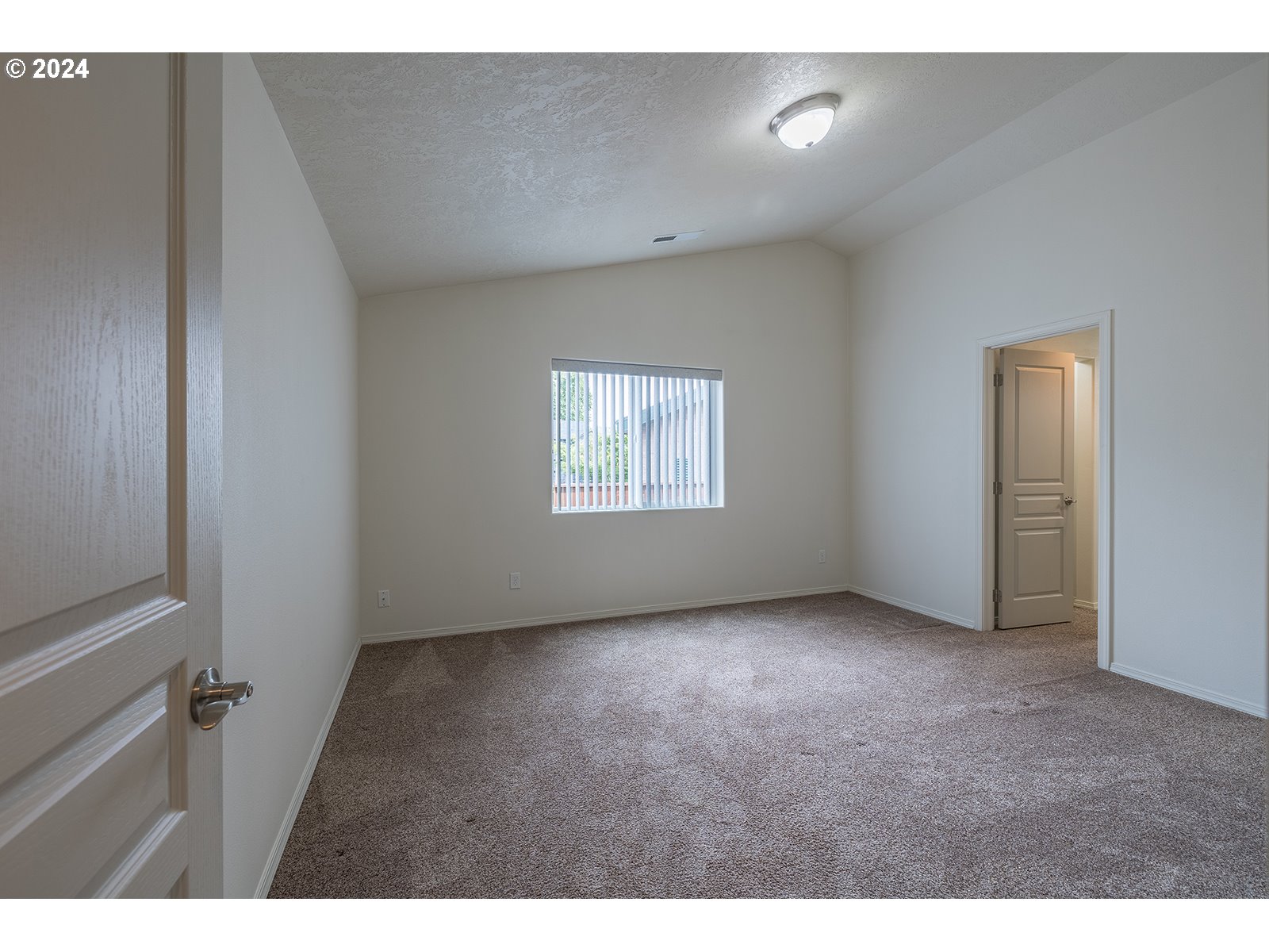941 South 55th Street Springfield, OR 97478 - Photo 14 of 24 a view of an empty room with a window