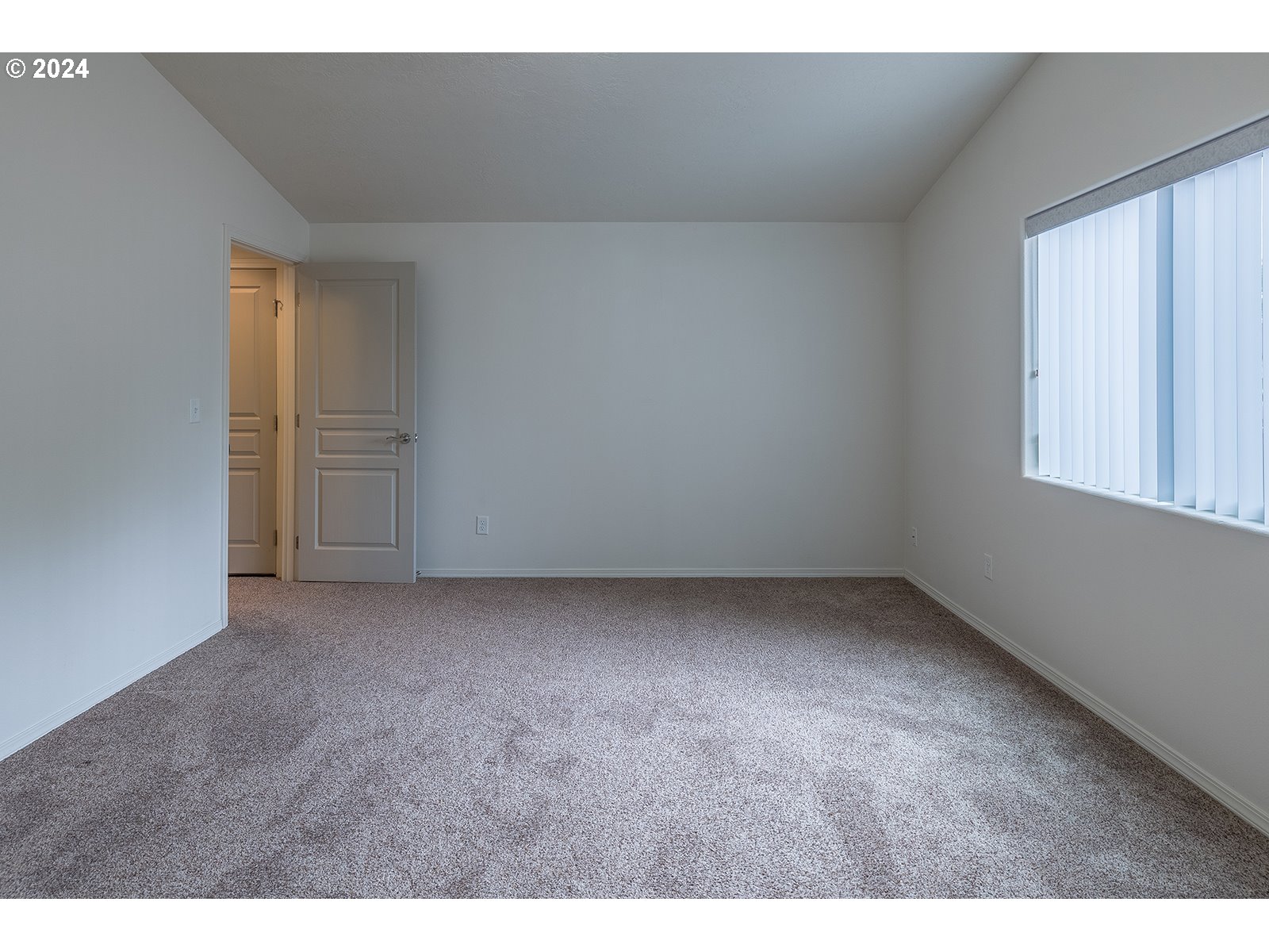 941 South 55th Street Springfield, OR 97478 - Photo 17 of 24 a view of an empty room and window