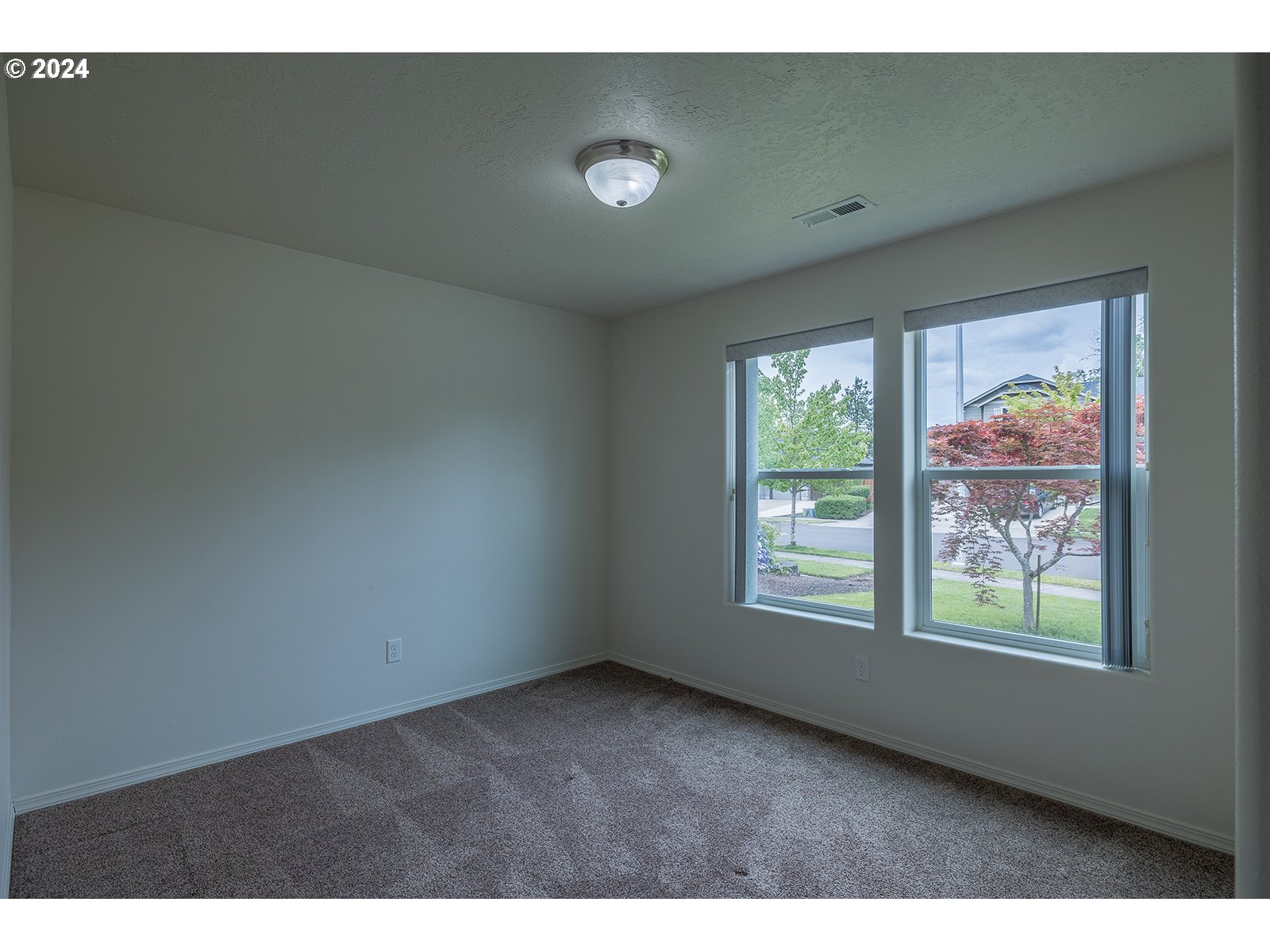 941 South 55th Street Springfield, OR 97478 - Photo 18 of 24 a view of an empty room with a window