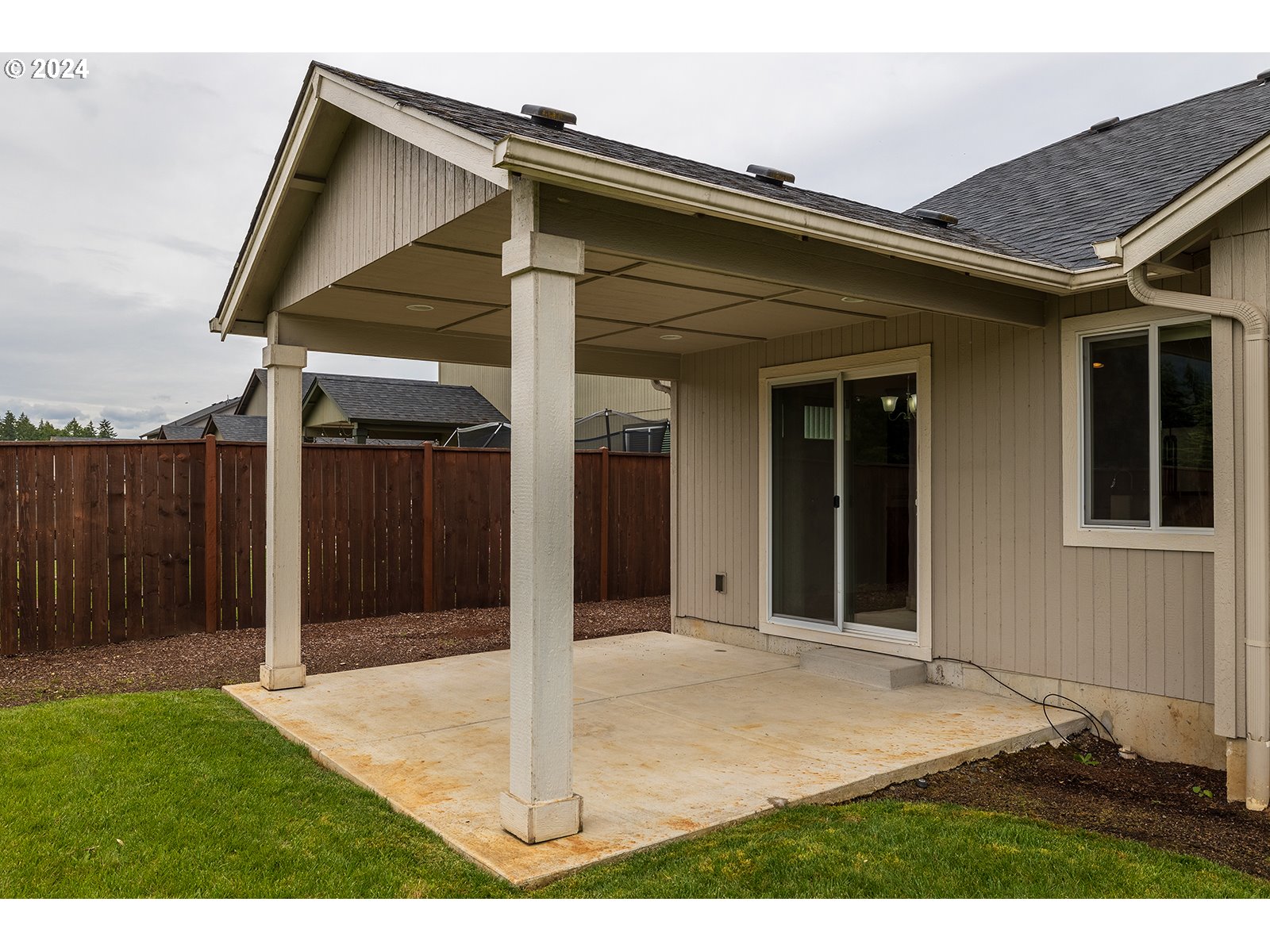 941 South 55th Street Springfield, OR 97478 - Photo 23 of 24 a house that has a window in it