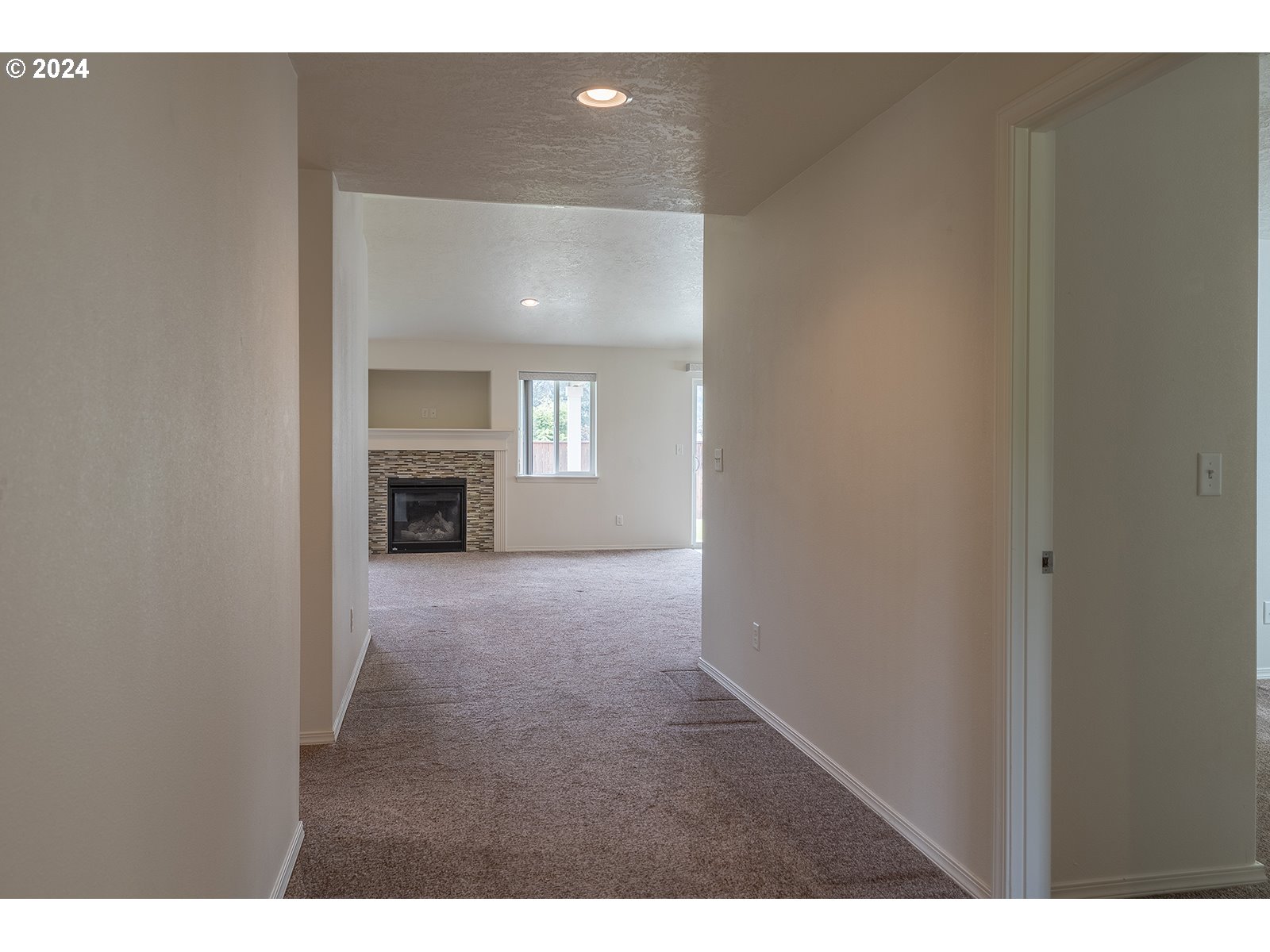 941 South 55th Street Springfield, OR 97478 - Photo 3 of 24 a view of empty room with a fireplace