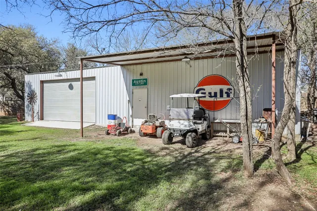 a view of a house with backyard