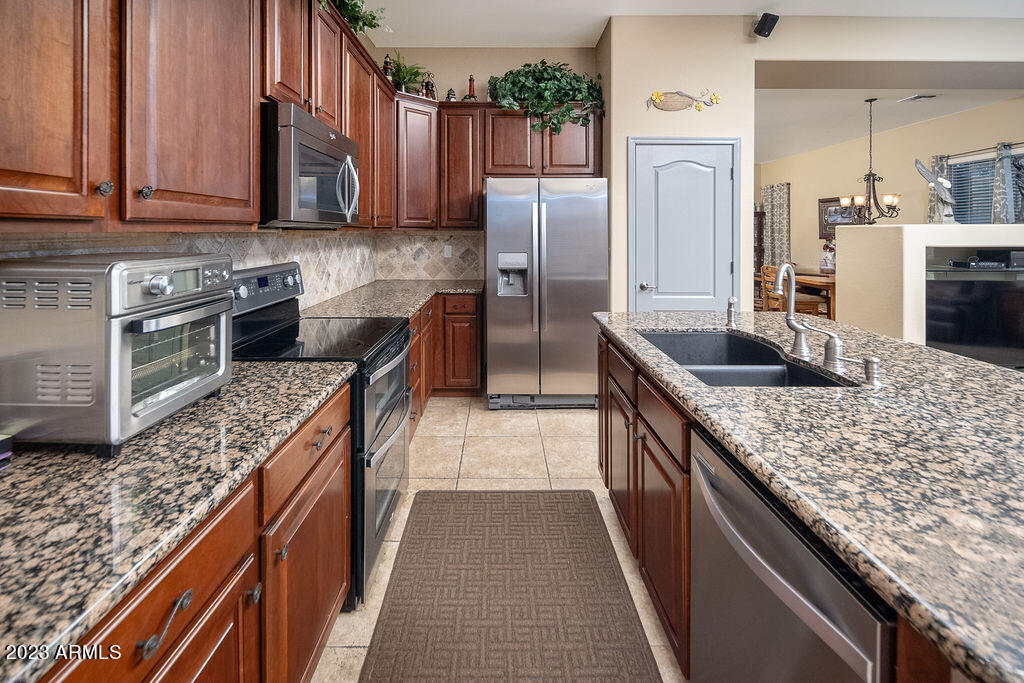 3401 West Montello Road Phoenix, AZ 85086 - Photo 8 of 35 08_Kitchen_02