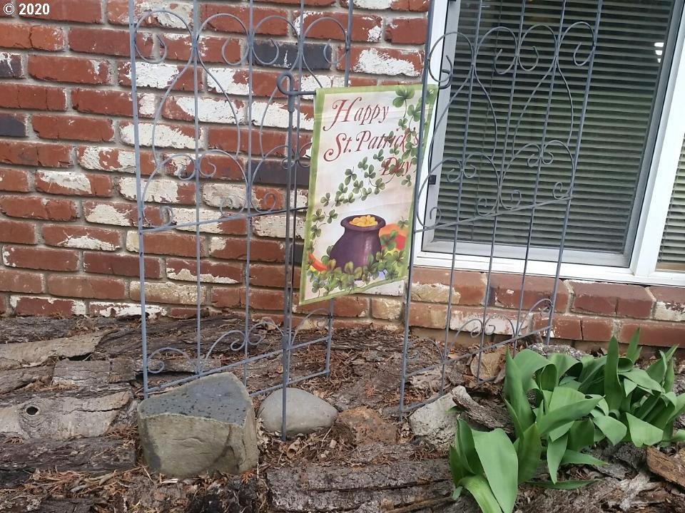 215 Southeast La Mesa Court Gresham, OR 97080 - Photo 4 of 24