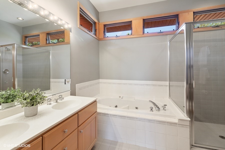 399 Audubon Road Riverside, IL 60546 - Photo 19 of 31 a bathroom with a bathtub sink and mirror