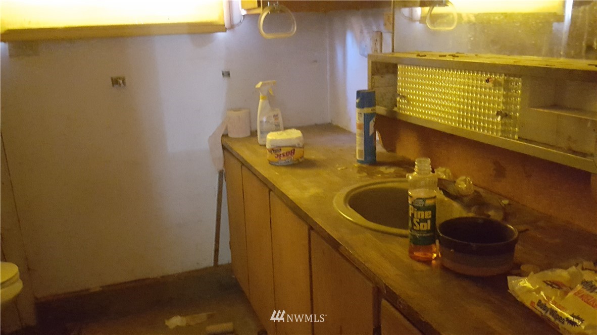 1499 King Road Winlock, WA 98596 - Photo 11 of 16 a bathroom with a sink and a mirror