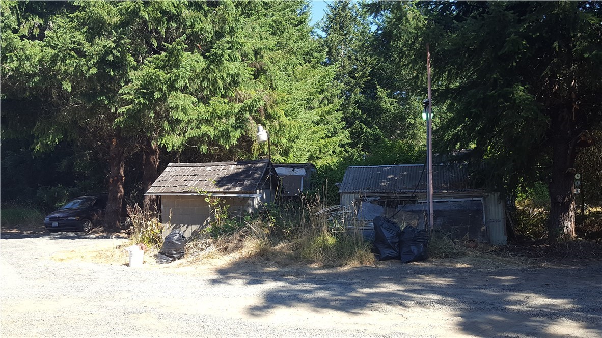 1499 King Road Winlock, WA 98596 - Photo 14 of 16 a backyard of a house with table and chairs