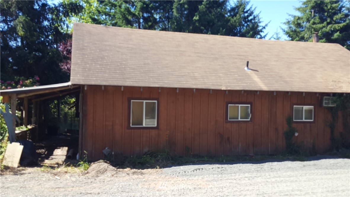 1499 King Road Winlock, WA 98596 - Photo 3 of 16 a view of a backyard