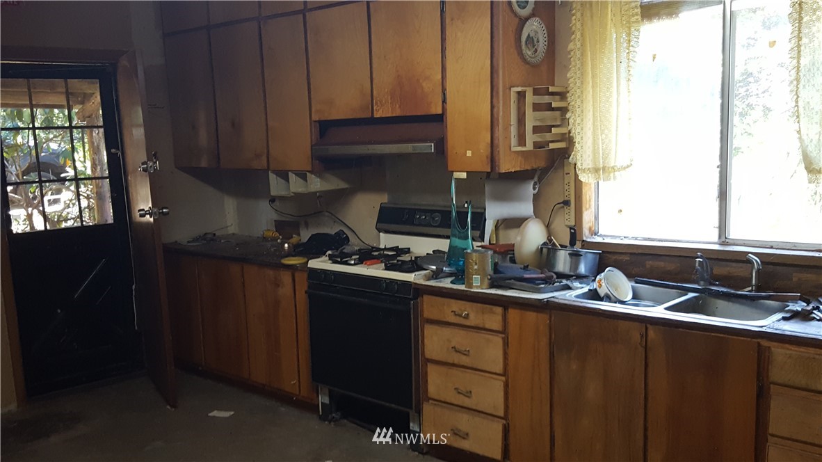 1499 King Road Winlock, WA 98596 - Photo 6 of 16 a kitchen with a sink and cabinets
