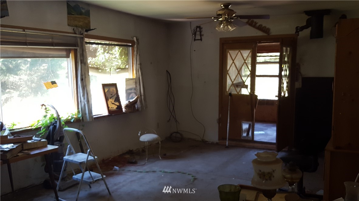 1499 King Road Winlock, WA 98596 - Photo 9 of 16 a living room with furniture and a window