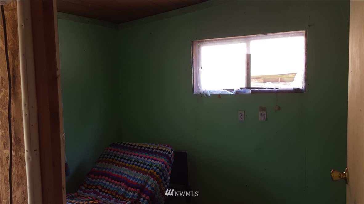 1499 King Road Winlock, WA 98596 - Photo 10 of 16 a view of small space with a window