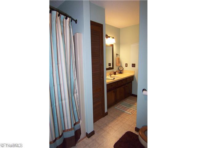 118 Teague Road Winston-Salem, NC 27107 - Photo 11 of 16 Master Bath/Spa.
