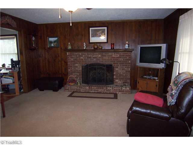 118 Teague Road Winston-Salem, NC 27107 - Photo 4 of 16 Living Room.