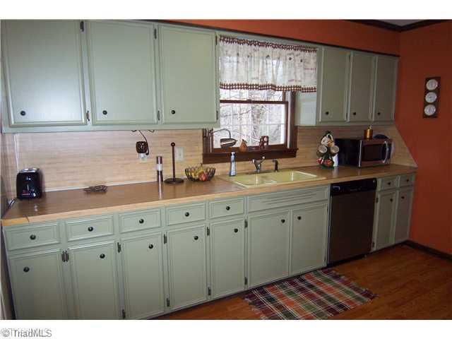 118 Teague Road Winston-Salem, NC 27107 - Photo 8 of 16 Kitchen.