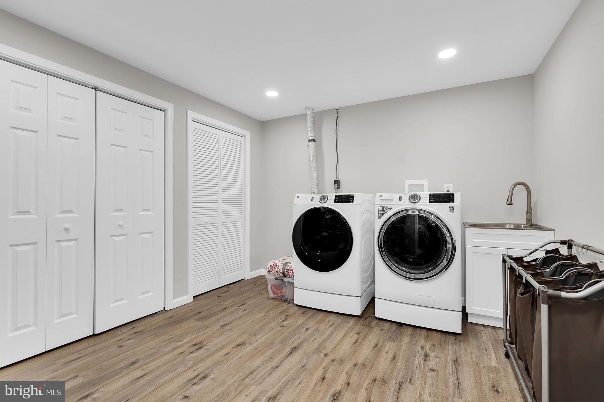 14901 Running Ridge Lane Silver Spring, MD 20906 - Photo 36 of 49 a utility room with dryer and washer