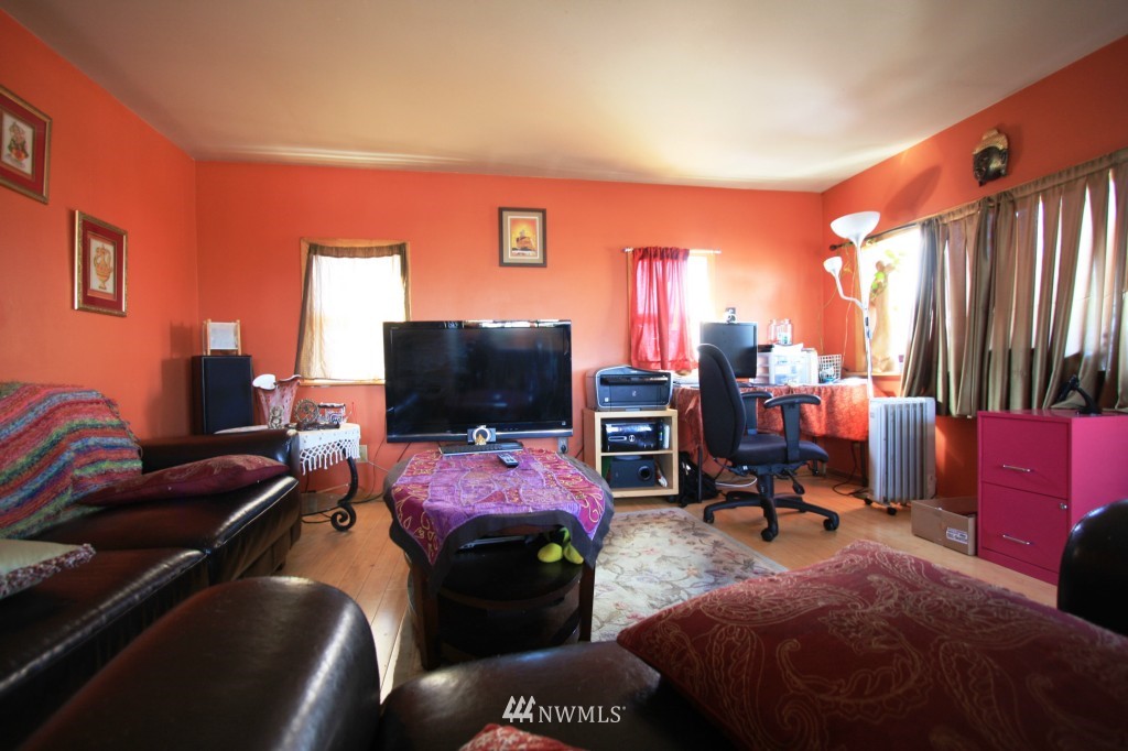 753 North 88th Street Seattle, WA 98103 - Photo 3 of 11 Gallery Image 3