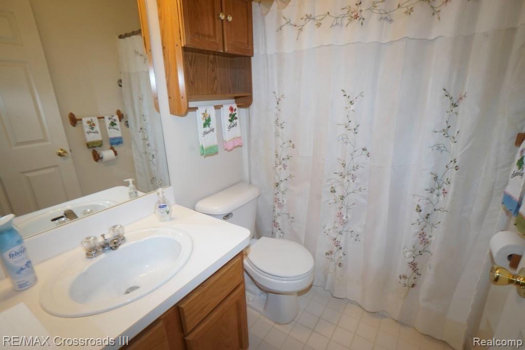 45888 Reedgrass Lane Belleville, MI 48111 - Photo 7 of 11 BATH 1 X.jpg