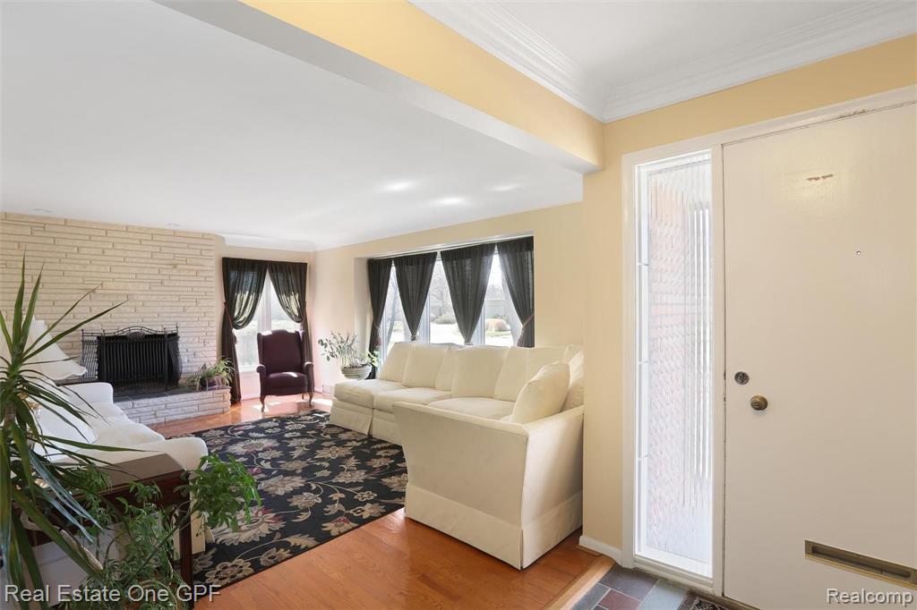 470 Cook Road Grosse Pointe Woods, MI 48236 - Photo 4 of 47