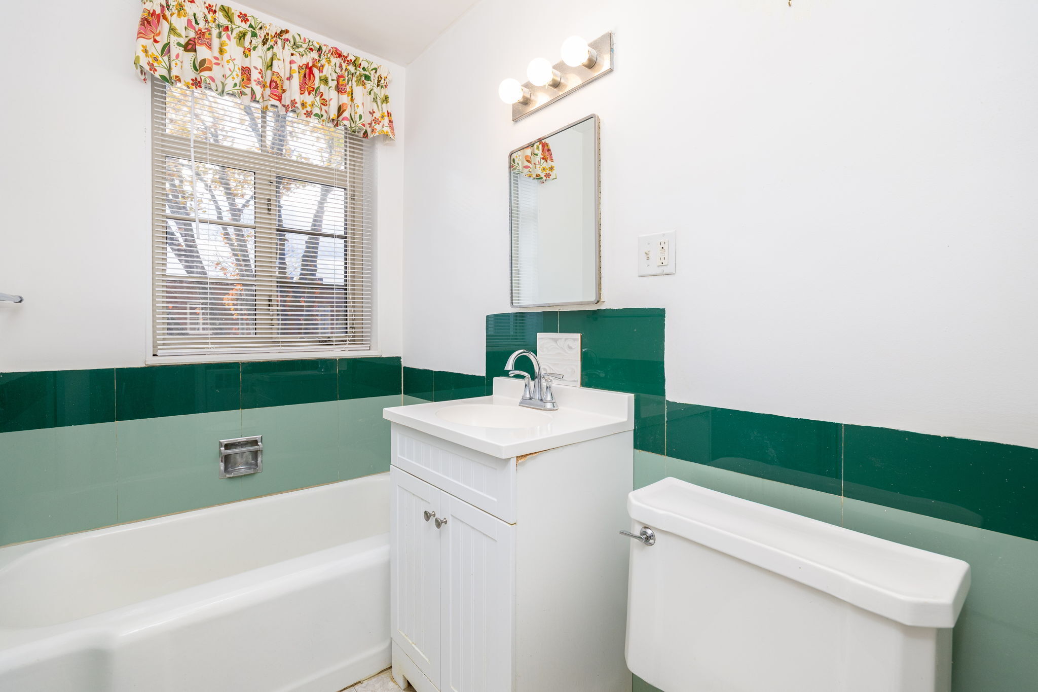 869 Farmington Avenue, Unit 305 West Hartford, CT 06119 - Photo 16 of 30 a bathroom with a sink a toilet and bathtub